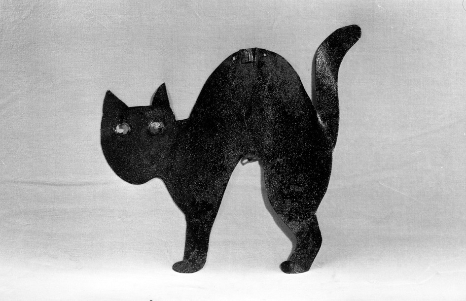 Bird scarer (object name) This tin bird scarer is made in the shape of a cat. Bird scarers were used to keep birds away from crops. This bird scarer was used in Surrey. (MERL 56/371)