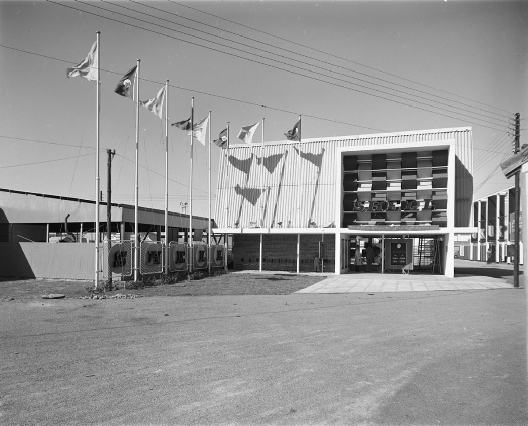 Shell Pavilion, Van Riebeeck Festival Fair, 1952. Photograph produced by Bryan Heseltine (Copyright Pitt Rivers Museum, University of Oxford, PRM 2022.1.40)